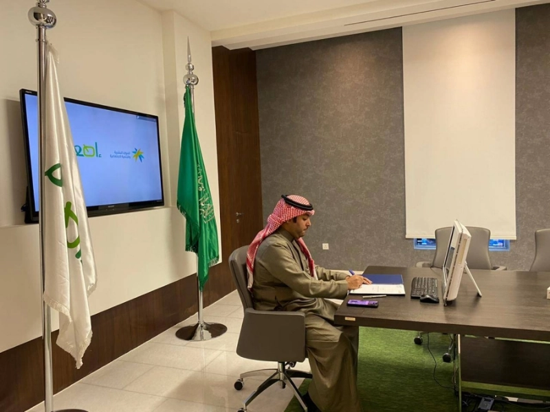 فيصل الشوشان خلال توقيع الاتفاقية (مكة)