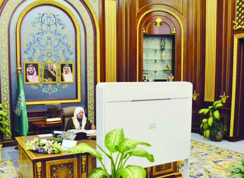 عبدالله آل الشيخ مترئسا الجلسة أمس (مكة)