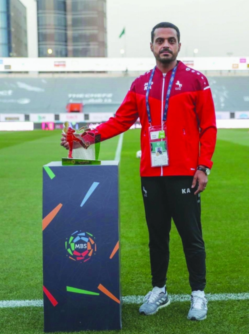 خالد العطوي لدى تسلمه جائزة أفضل مدرب (مكة)