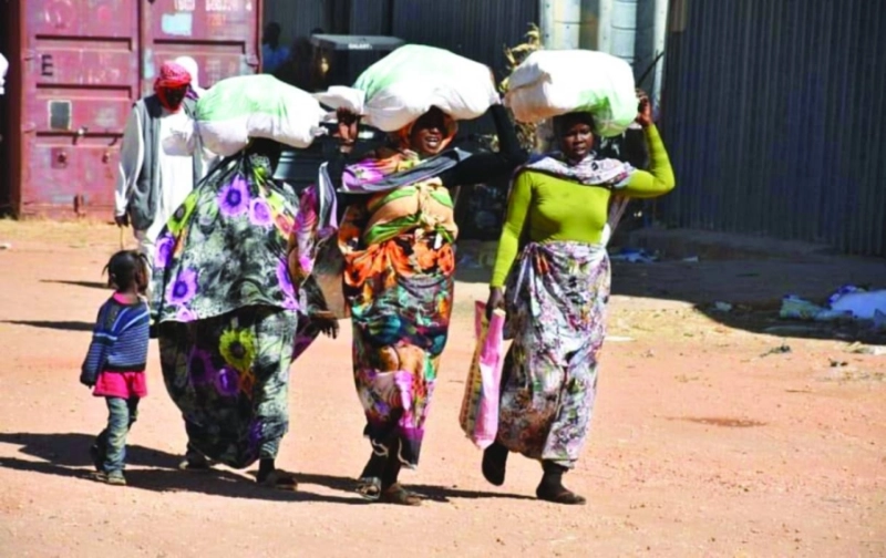 سودانيات يعدن إلى منازلهن بسلال غذائية (واس)
