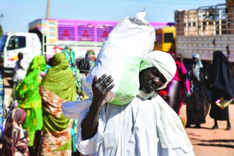 سوداني يحمل سلة غذائية سعودية