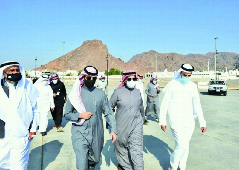 اللجنة خلال الجولة الميدانية على آثار المدينة (مكة)