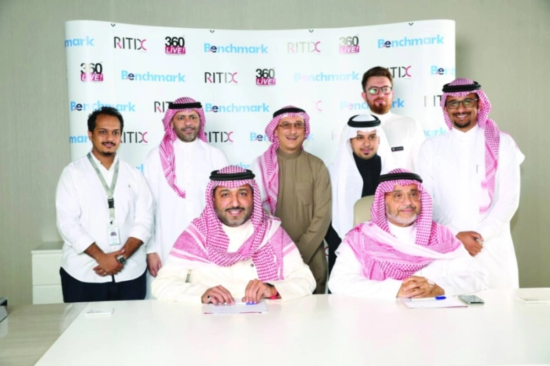 الشركاء بعد توقيع الاتفاقية (مكة)