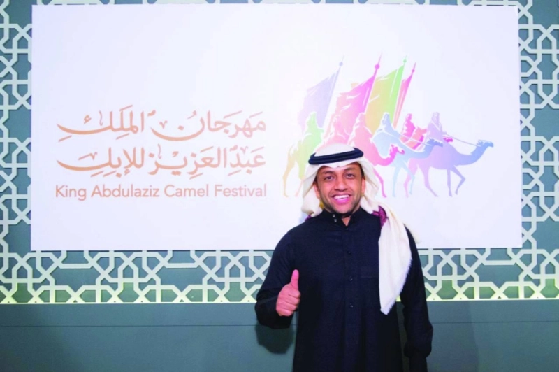 محمد الشلهوب لدى زيارته المهرجان (مكة)
