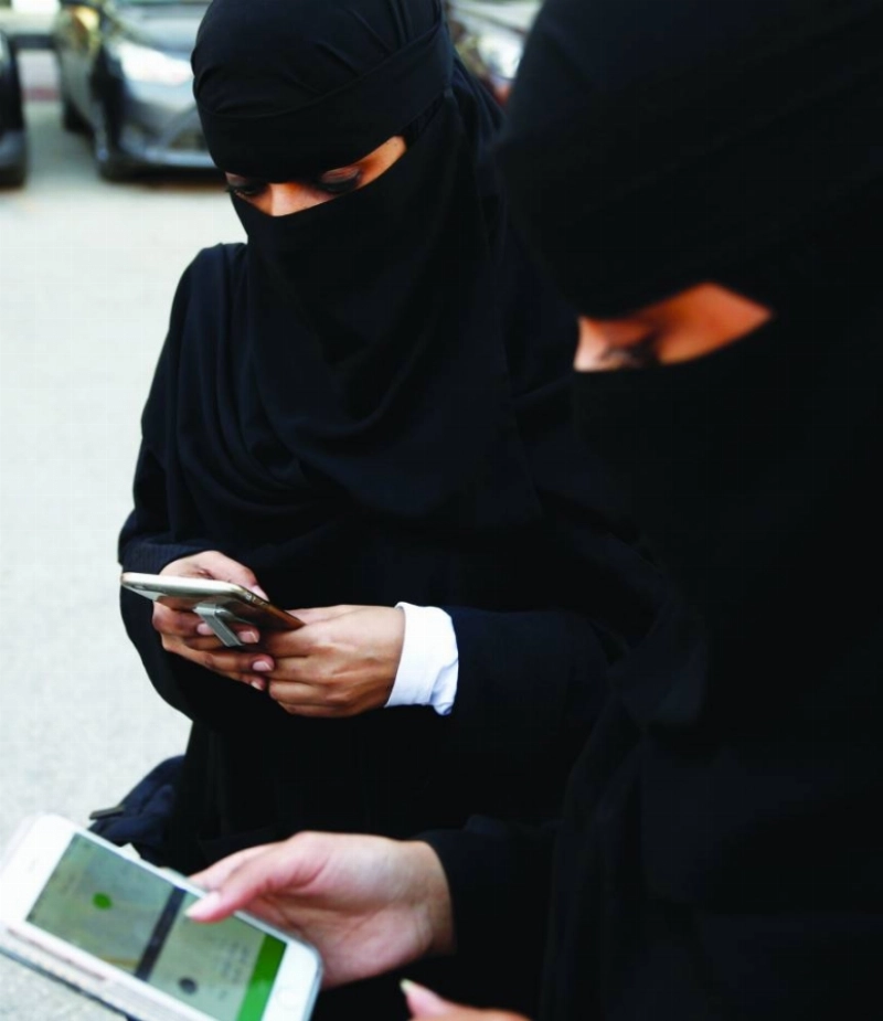 سيدتان تستخدمان أحد تطبيقات نقل الركاب (مكة)