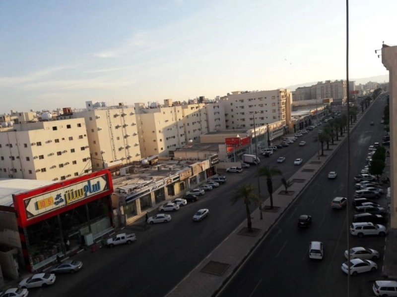 طريق المطار في المدينة المنورة أمس (مكة)