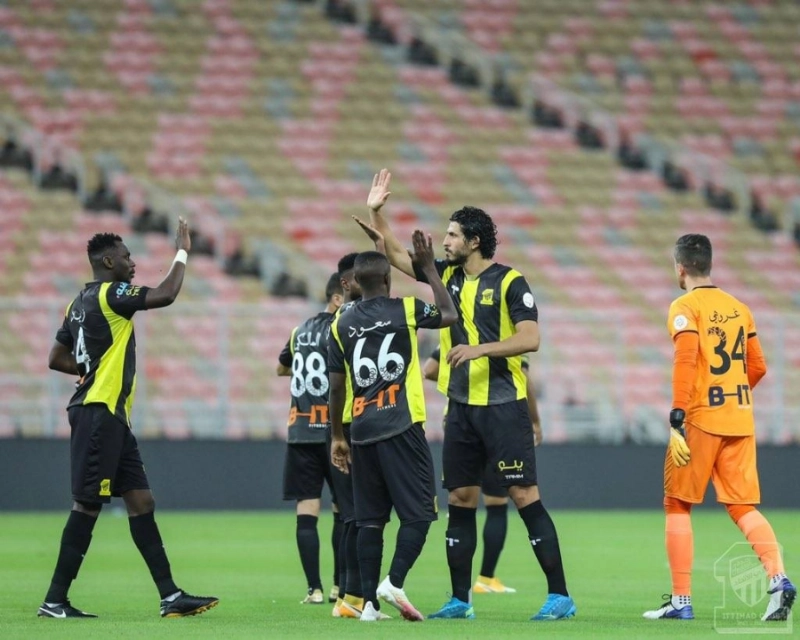 لاعبو الاتحاد خلال مباراتهم الأخيرة (مكة)