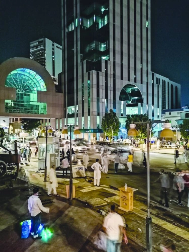زوار ومتسوقو حي البلد جدة (أنس الحارثي)