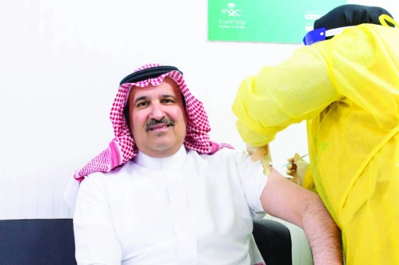 فيصل بن سلمان يتلقى الجرعة الأولى (مكة)