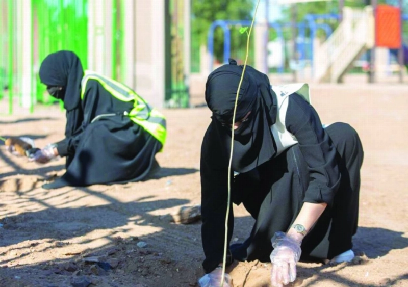 مشاركتان في أعمال التشجير (مكة)