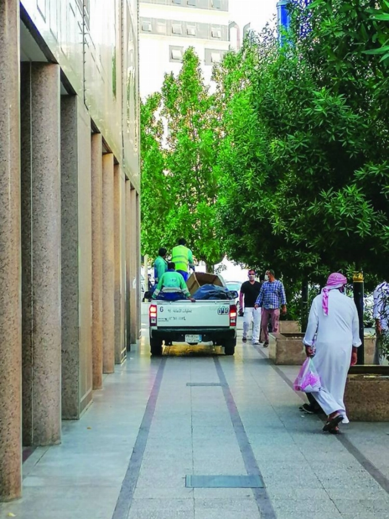 سيارة رسمية تابعة لأمانة محافظة جدة تخالف الأنظمة المرورية بالسير على أحد الأرصفة داخل سوق البلد معرضة حياة المتسوقين والمارة للخطر. (أنس الحارثي)