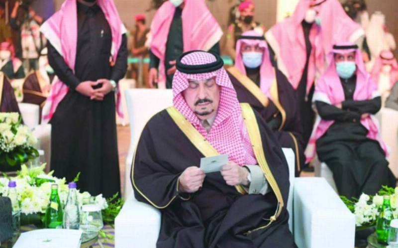 فيصل بن بندر خلال حفل تكريم الفائزين بالجائزة (مكة)