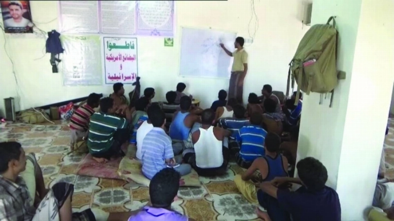 مشرف حوثي يلقن أطفالا مفاهيم طائفية (مكة)