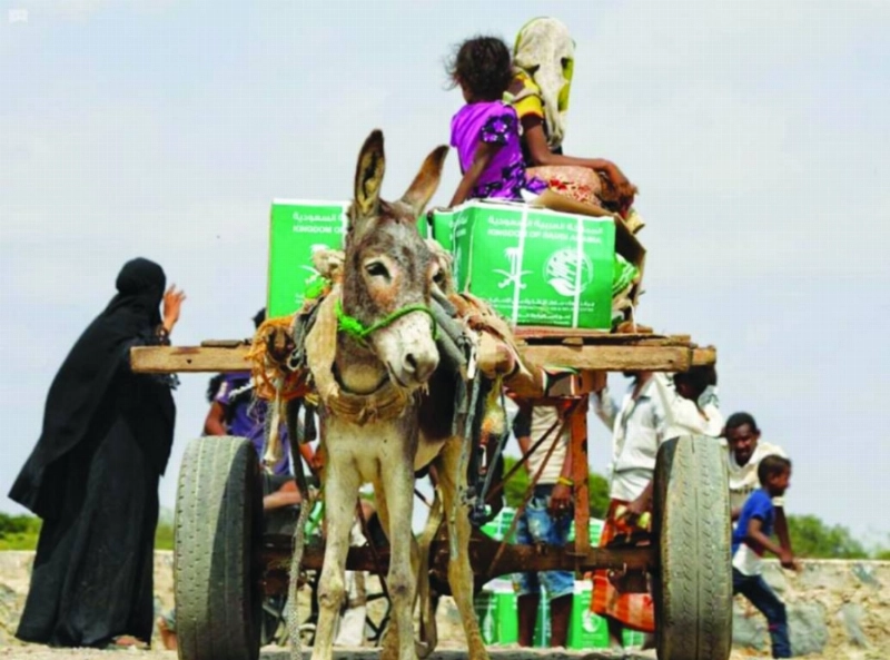 أسرة تحمل مساعدات على «كارو» (واس)