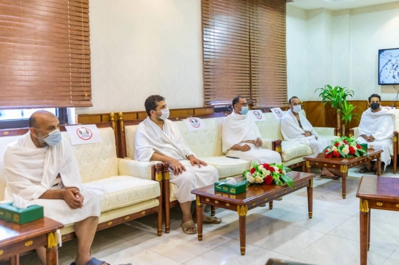 جانب من استقبال المعتمرين وتوزيع الهدايا لهم ( مكة )