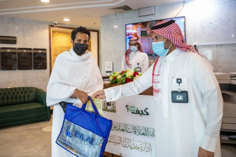 جانب من استقبال المعتمرين وتوزيع الهدايا لهم ( مكة )