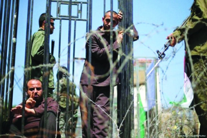 أسرى فلسطينيون في أحد سجون إسرائيل (مكة)