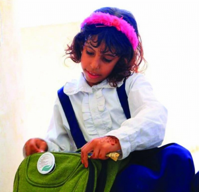 طالبة تتفحص حقيبتها