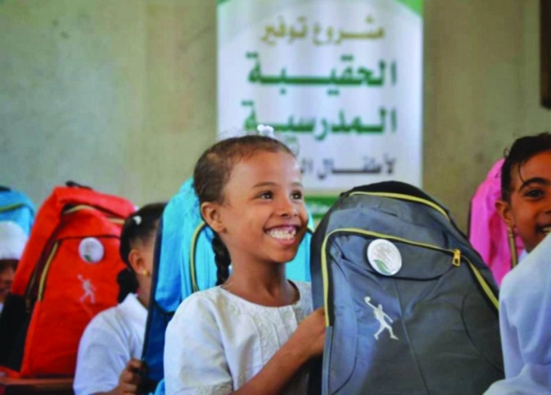 طالبة مبتهجة بحقيبتها