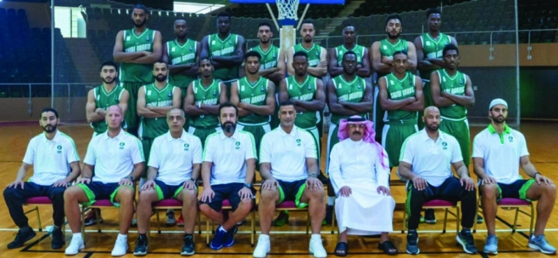 إدارة المنتخب واللاعبون في صورة جماعية (مكة)