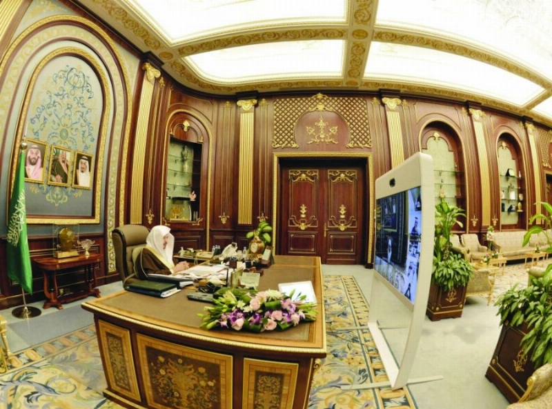 عبدالله آل الشيخ مترئسا الجلسة عبر الاتصال المرئي (مكة)