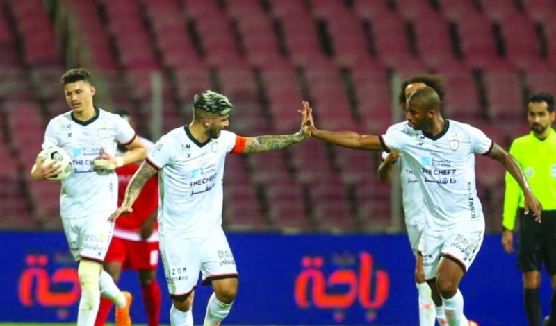 لاعبو الشباب يحتفلون بتعديل النتيجة (مكة)