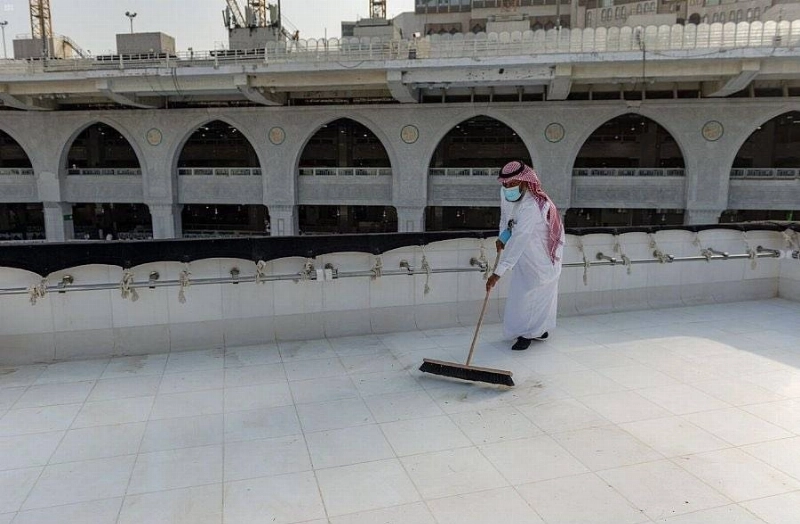 شؤون الحرمين تباشر أعمال تنظيف وتعقيم سطح الكعبة المشرفة (واس)