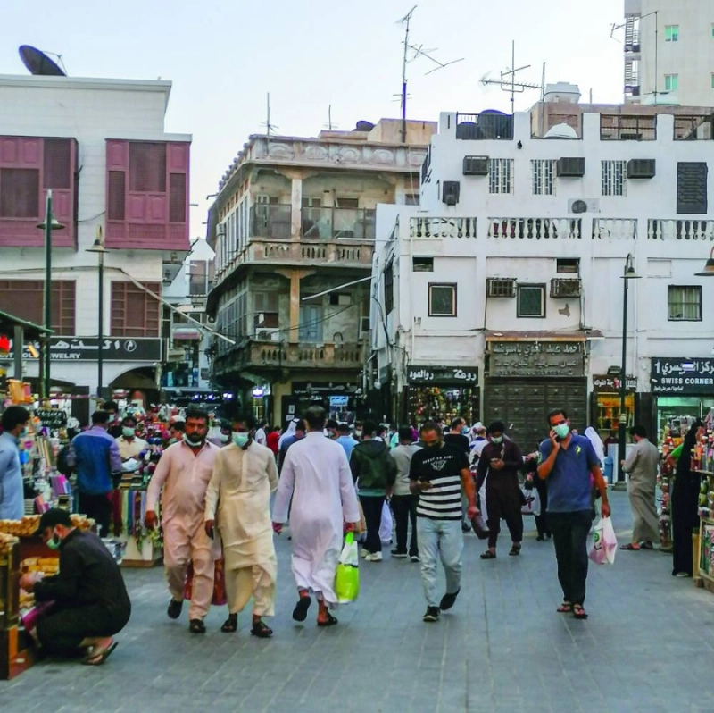 يتزاحم عدد من المتسوقين داخل أسواق البلد (أنس الحارثي)