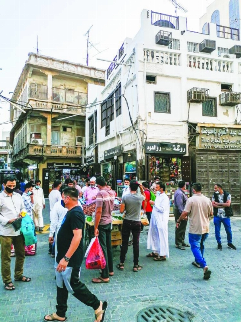 يتزاحم عدد من المتسوقين داخل أسواق البلد (أنس الحارثي)