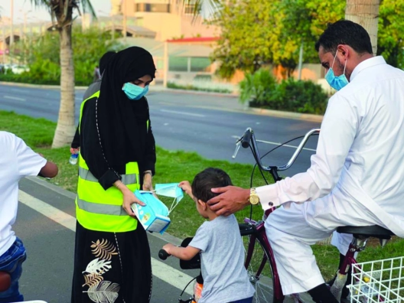 توزيع الكمامات على مرتادي المراكز التجارية (مكة)