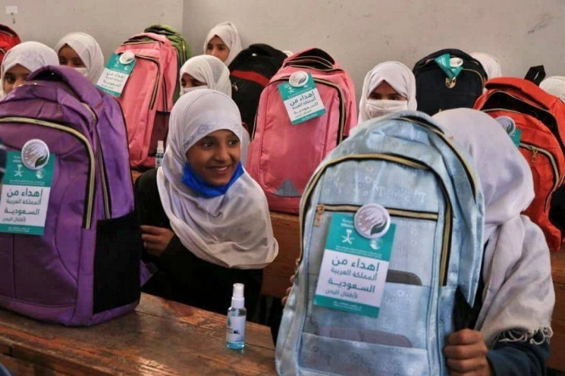 الحقائب الهدية أمام الطالبات (واس)