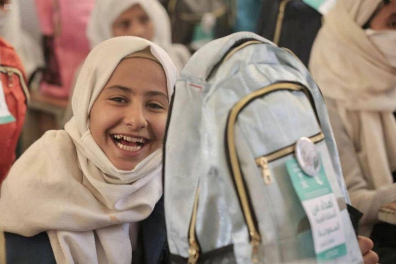 طالبة مبتهجة بالحقيبة المدرسية