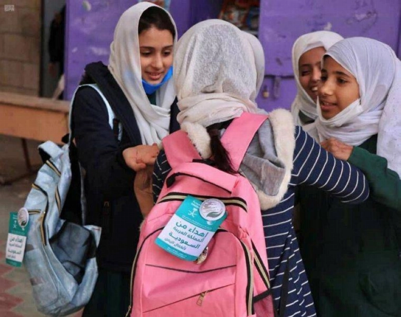 طالبات تسلمن الحقائب المدرسية