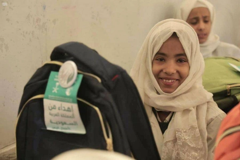 ابتسامة رضا بالحقيبة الجديدة