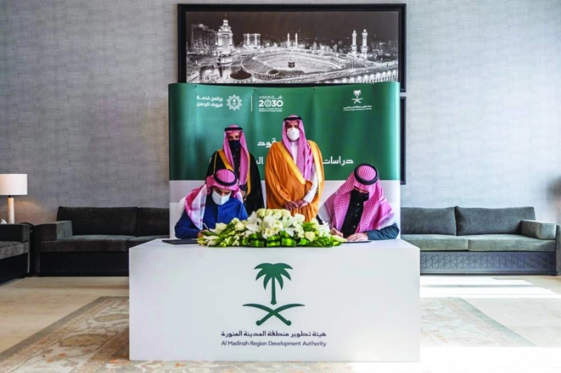 فيصل بن سلمان خلال حضوره توقيع العقود (مكة)