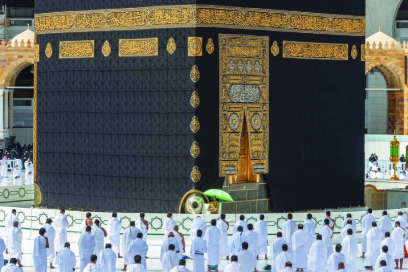 معتمرون خلال أداء الصلاة بالمسجد الحرام (مكة)