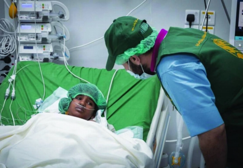 الطبيب يطمئن على طفل أجرى عملية قلب (واس)