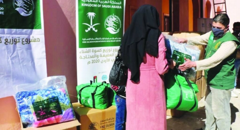 مركز الملك سلمان يوزع الحقائب الشتوية بالأردن