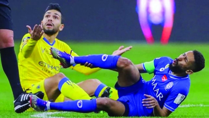 لحظة إصابة سلمان الفرج خلال لقاء الهلال والنصر (مكة)