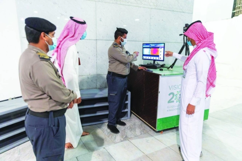 كوادر تراقب تطبيق الإجراءات الاحترازية (مكة)