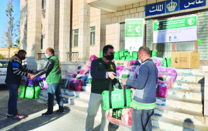 المركز يوزع الحقائب الشتوية في عمان (واس)