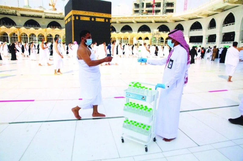 من توزيع عبوات زمزم (مكة)