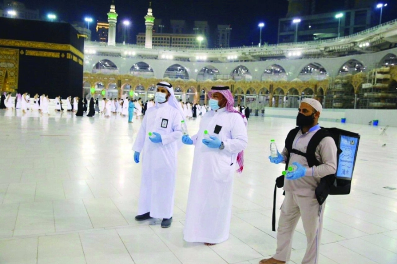 من توزيع عبوات زمزم (مكة)