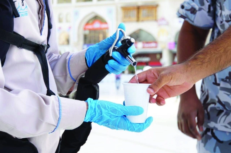 من توزيع مياه زمزم عبر الأسطوانات المحمولة (مكة)