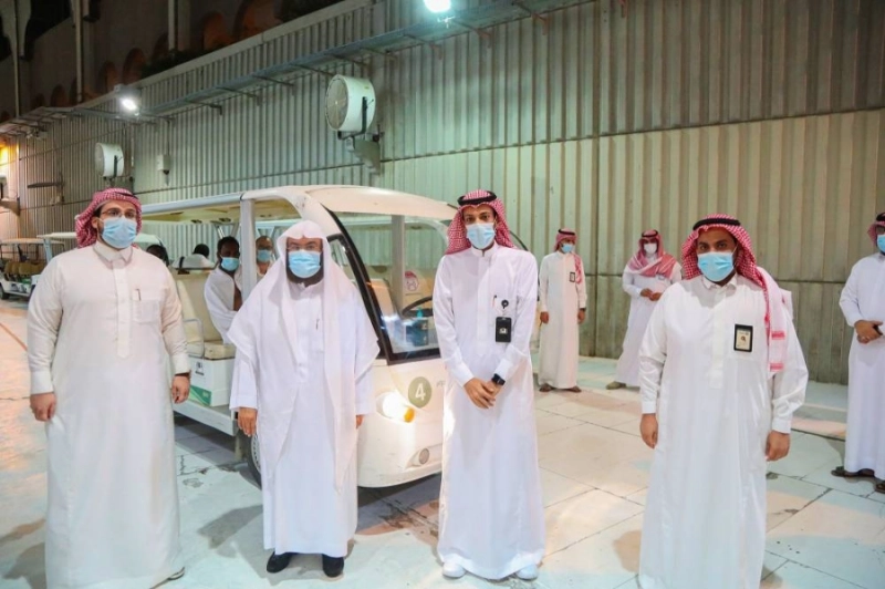 عبدالرحمن السديس خلال تدشين العربات (مكة)