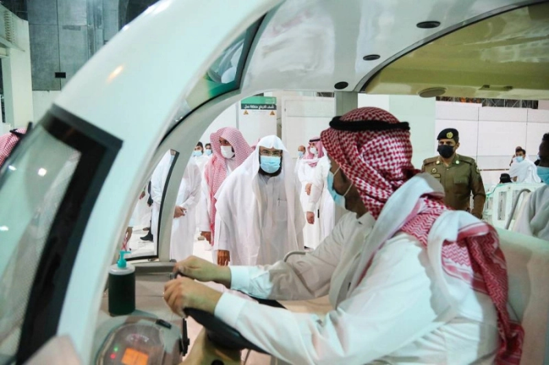 عبدالرحمن السديس خلال تدشين العربات (مكة)