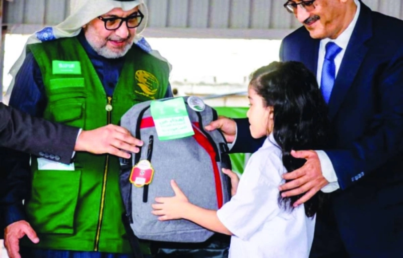 ممثل مركز الملك سلمان يسلم حقيبة لإحدى الطالبات