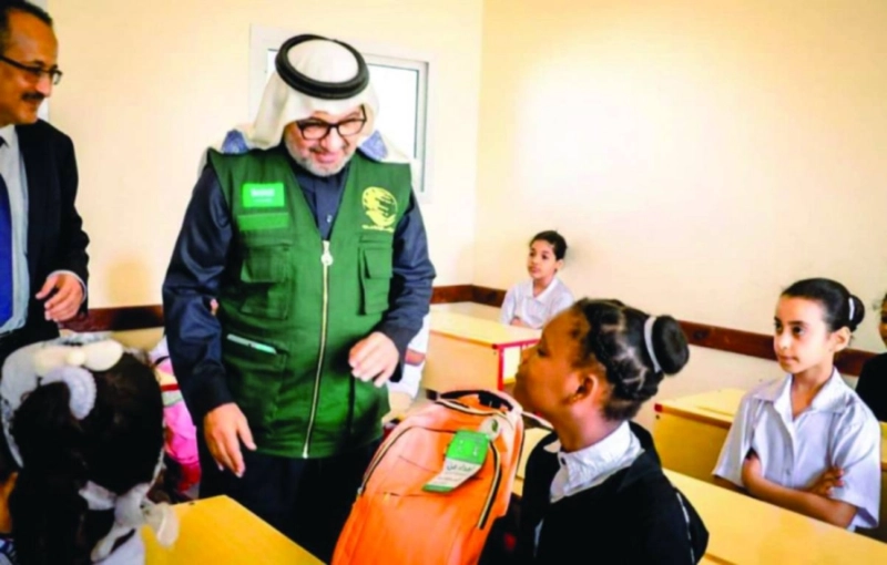 تسليم الحقائب للطالبات (واس)