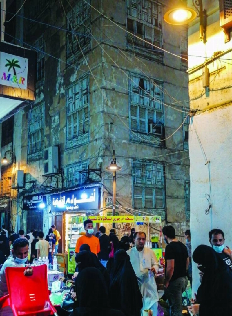 زحام من المتسوقين في أسواق البلد بجدة دون تطبيق للإجراءات الاحترازية من كورونا (أنس الحارثي)