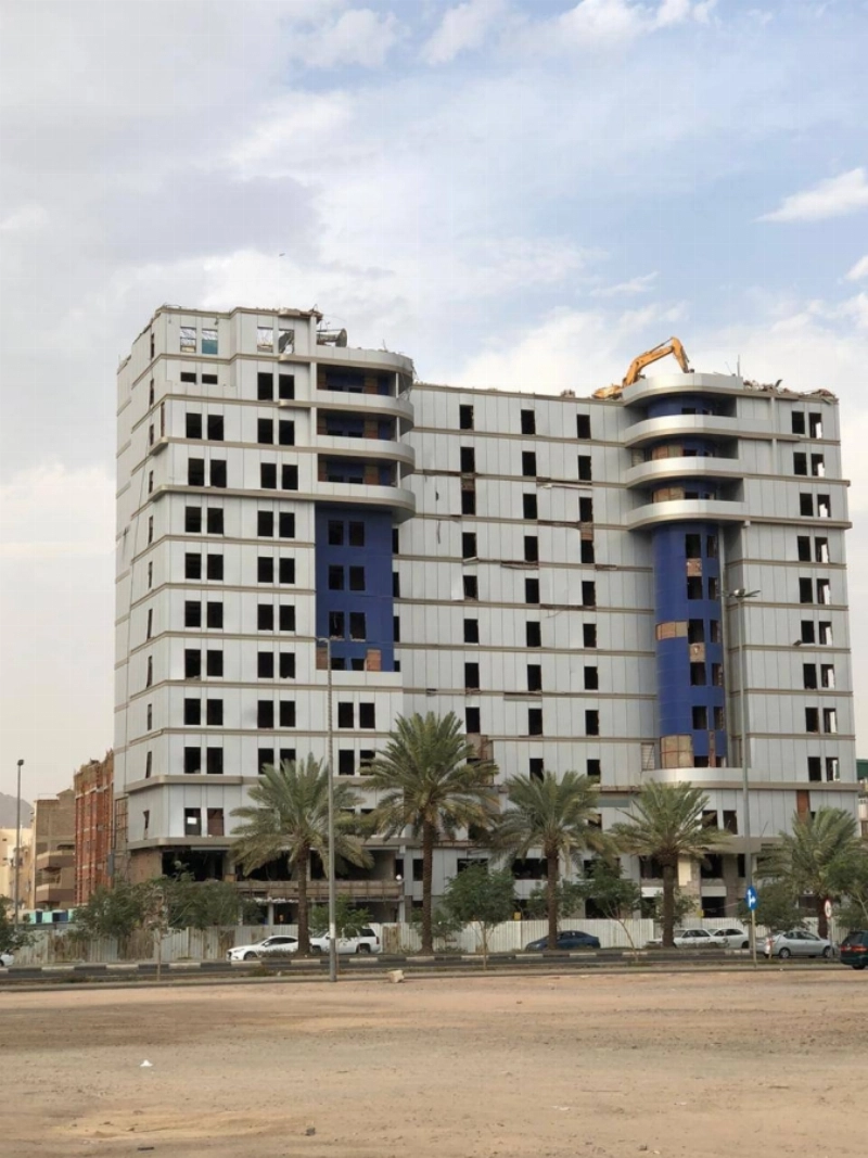 آلية الهدم تعلو سطح المبنى (مكة)